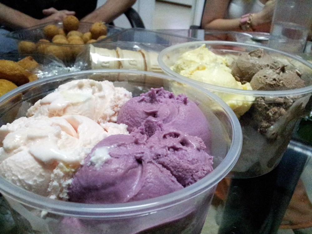 Chocolate nevado, crocante, uva e chiclete (com pedaços de chiclete derretido - muito importante) foram os sabores escolhidos pela aniversariante! #agenteamasercriança