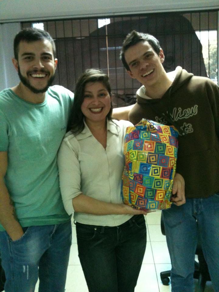 Felipe, Mariza e Laudir na entrega do presente.